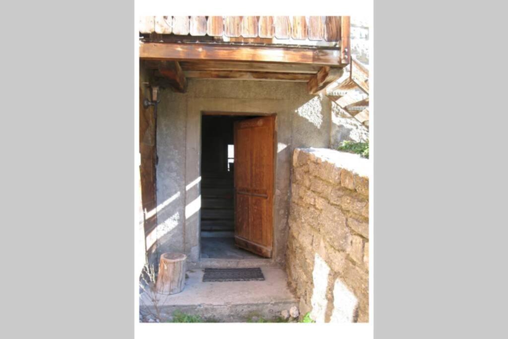 Alpia 26 - Zwei Zimmerwohnung In Traditionellem Walliser Haus Gasenried Dış mekan fotoğraf